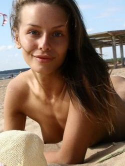 国模男女大尺度炮交_裸模Vika沙子堆中的甜美人体